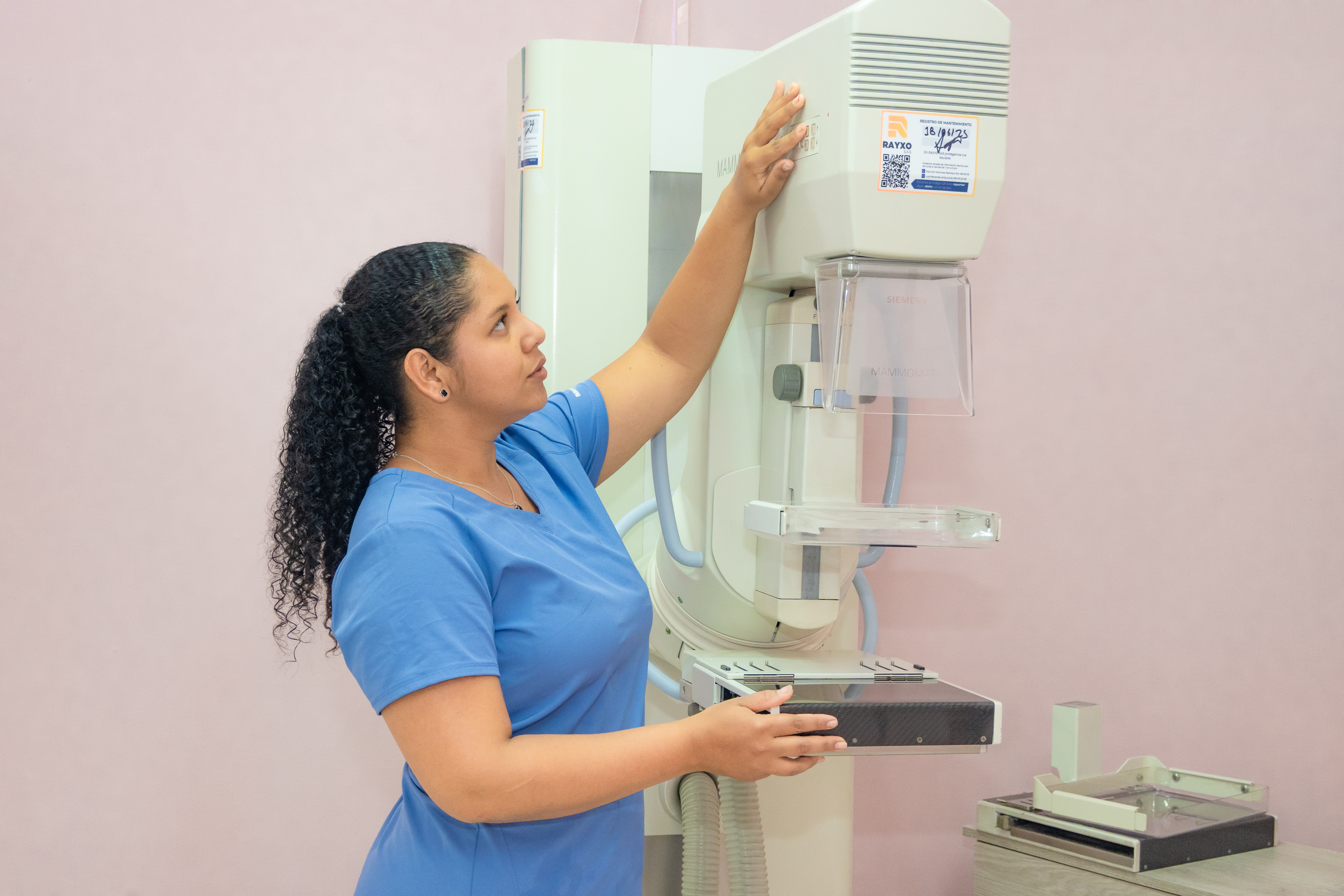 Equipo médico del Consultorio Rosado atendiendo a una paciente